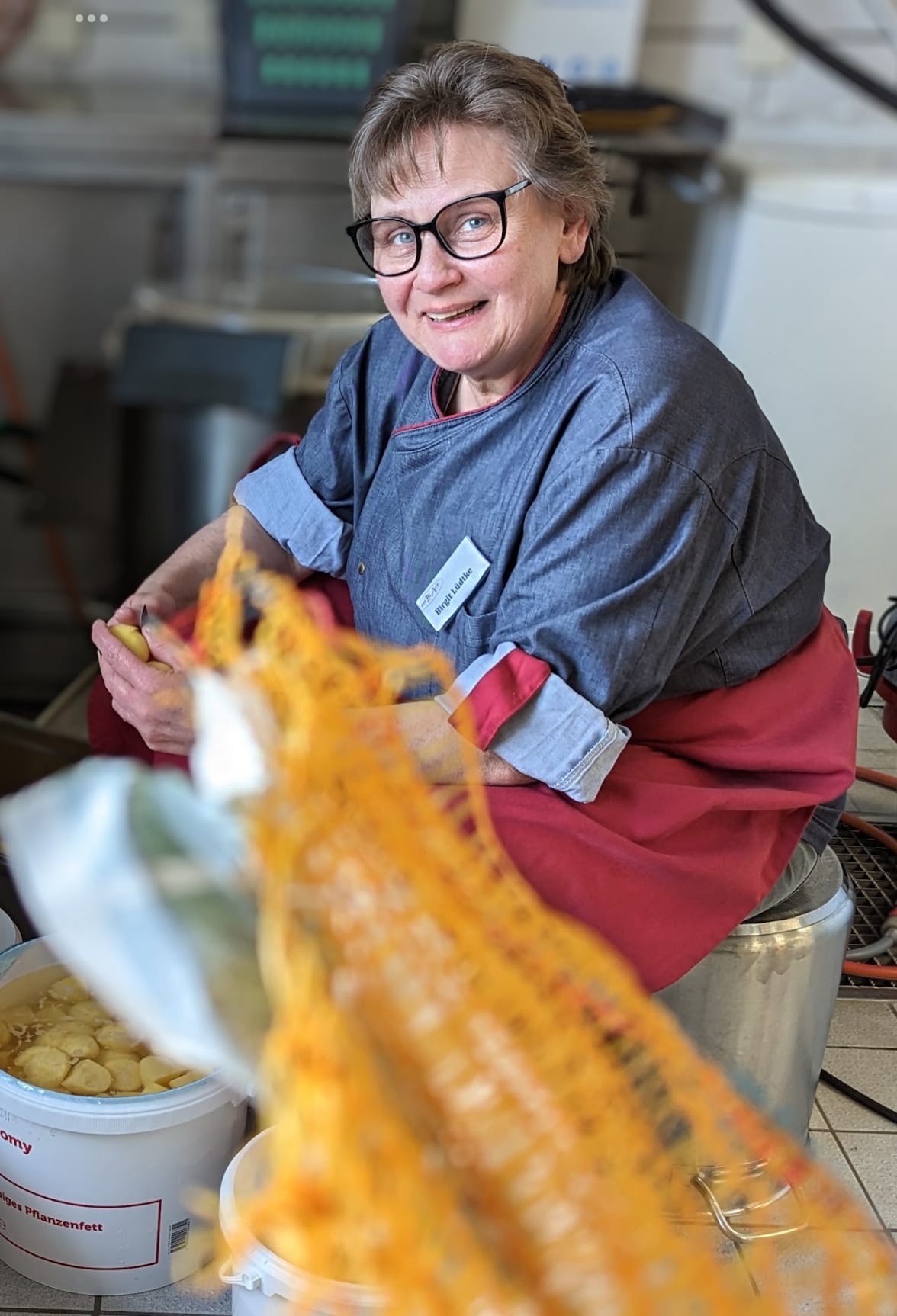 essBAr Mitarbeiterin Kartoffeln schälen
